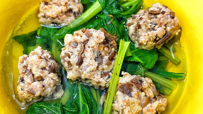 Mâm cơm ngày 20/10 thêm ấm cúng với món canh cải nấu thịt viên nóng hổi
