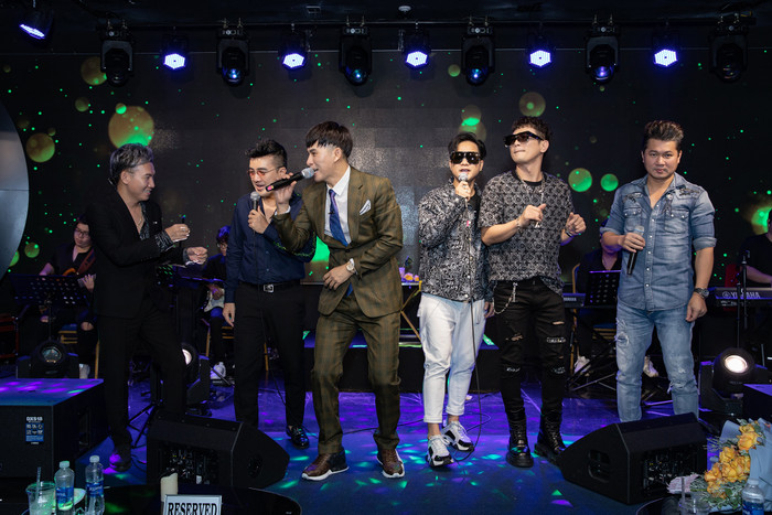 Nhiều bạn bè, đồng nghiệp đến chúc mừng Châu Gia Kiệt ra mắt sản phẩm âm nhạc mới.