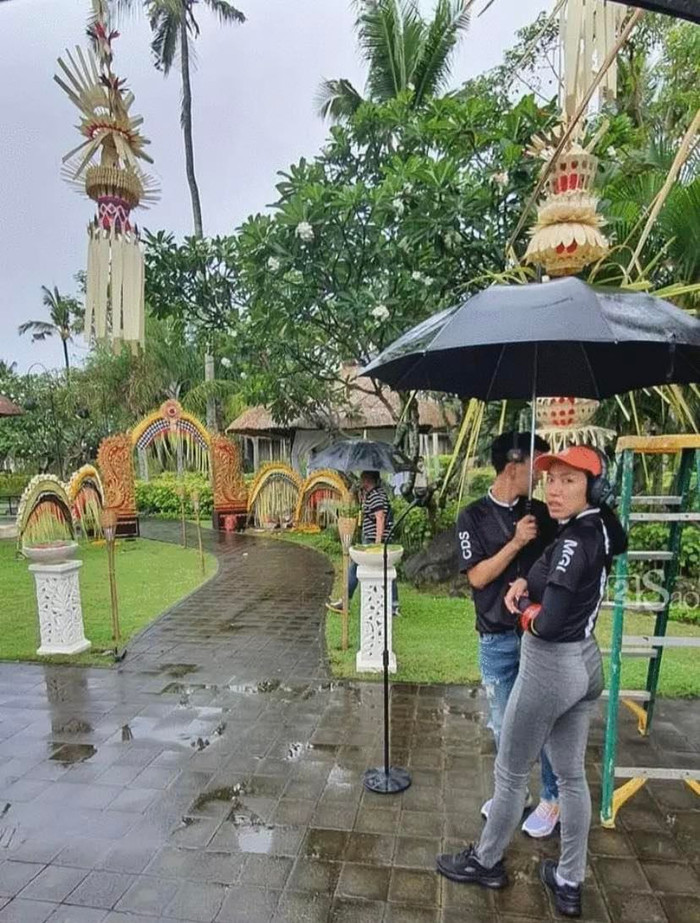 Hình ảnh nữ nhân viên của Miss Grand giống Diệu Nhi.