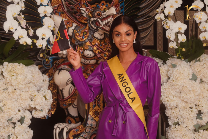 Cô đã có mặt tại Bali và đeo sash của Angola.