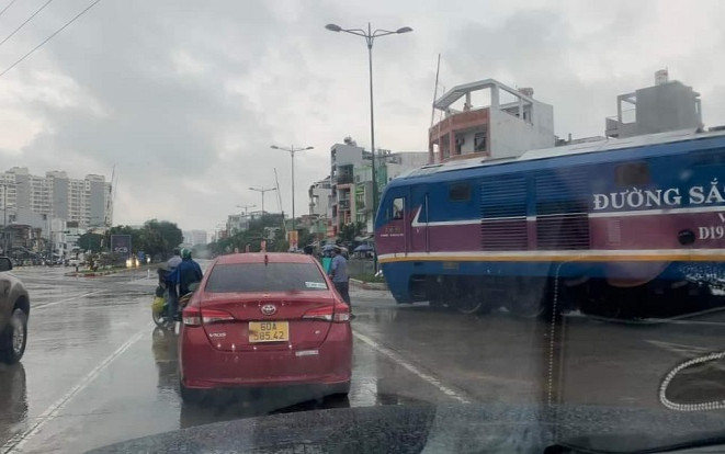 Clip: Đang cho tàu chạy về ga Sài Gòn, lái tàu 'tá hỏa' thấy gác chắn chưa đóng Ảnh 2