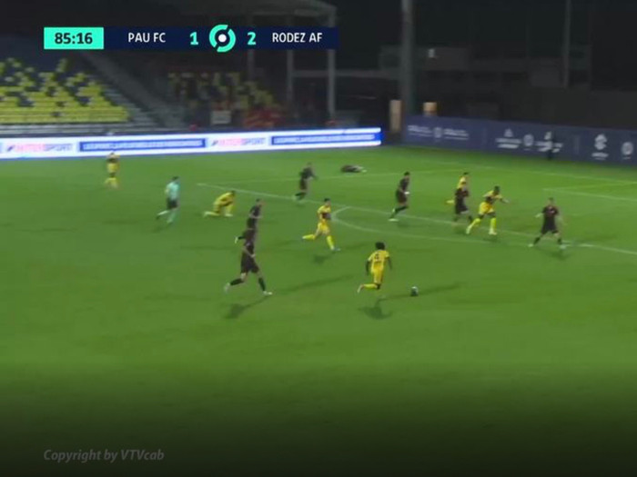 Quang Hải ghi bàn trong tư thế không việt vị, khi góc bên trái có một cầu thủ đội khách đang nằm sân và Quang Hải đứng trên cầu thủ này.