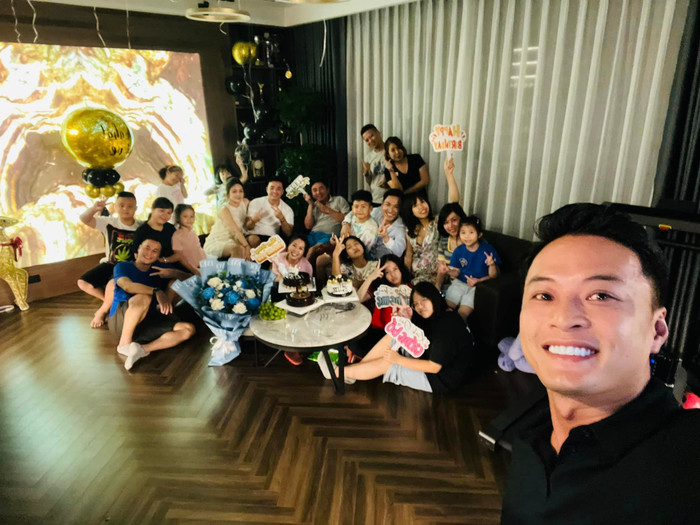 Bạn bè, người thân tổ chức sinh nhật cho Hồng Đăng cực hoành tráng.