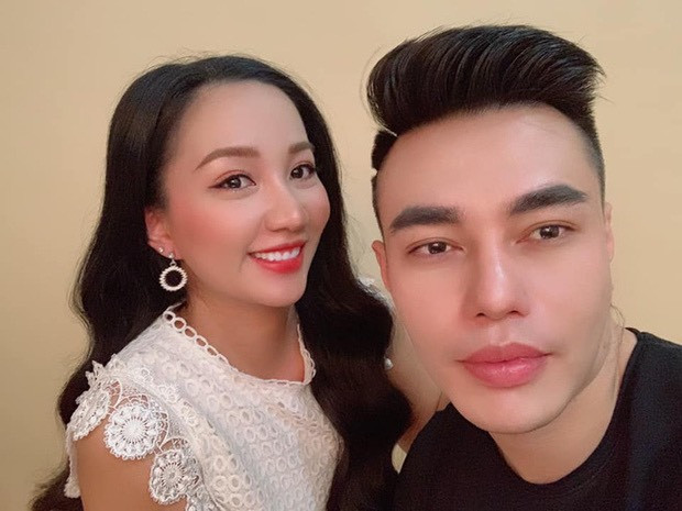 Bà xã 'anh Dương Lâm Đồng Nai' vẫn nhận được 'mưa lời khen' từ dân mạng khi để lộ mặt mộc xinh ngất ngây mỗi lần xuất hiện.