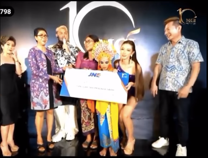 Người đẹp khom người, không ngừng hỏi thăm và động viên cô gái.