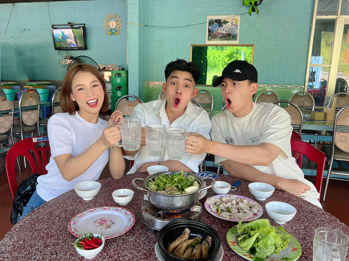 Những nghệ sĩ thân thiết đã lên đường đến Phan Thiết dự lễ cưới của cặp đôi.