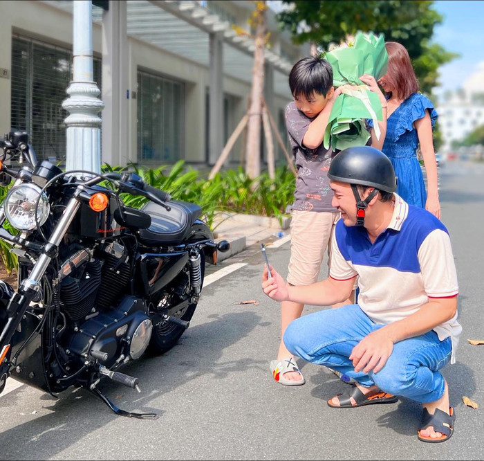 Nam diễn viên hào hứng dùng điện thoại chụp lại chiếc xe