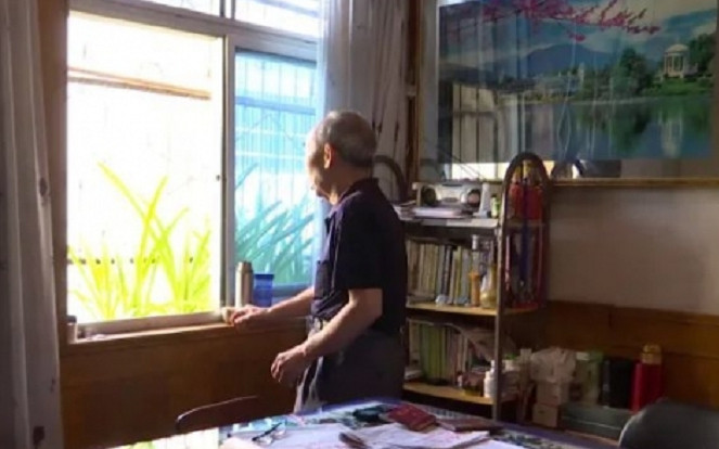 Ngày nào cũng nhìn sang căn hộ hàng xóm, cụ ông hoảng hốt phát hiện điểm bất thường ở ban công Ảnh 2