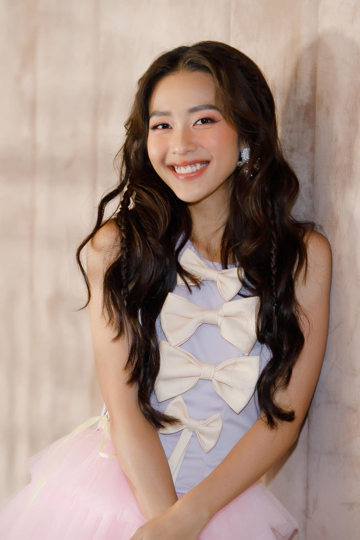 Khả Ngân và Phương Nga từng có cơ hội hợp tác trong bộ phim 11 tháng 5 ngày. Trong cuộc sống đời thường hai người đẹp sở hữu mối quan hệ khá thân thiết