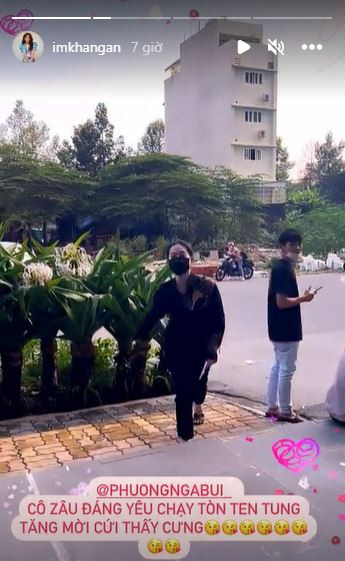 Dù vô cùng bận rộn với việc chuẩn bị cho đám cưới, Phương Nga vẫn cố gắng thu xếp thời gian đi mời những người đồng nghiệp thân thiết