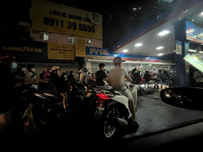 Đêm muộn nhiều cây xăng ở TP.HCM vẫn đông nghẹt khách. Ảnh: MXH 