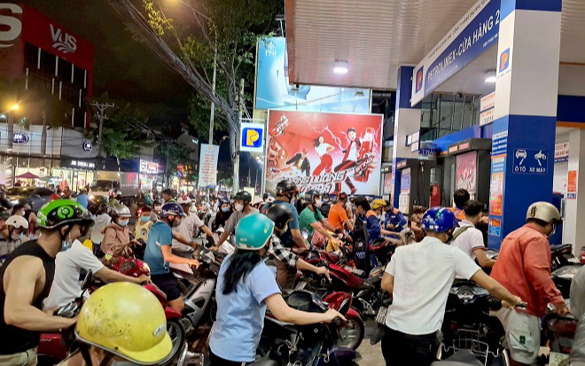 Xăng 'khan', hàng nghìn người dân TP.HCM chen nhau đi mua giữa đêm Ảnh 2