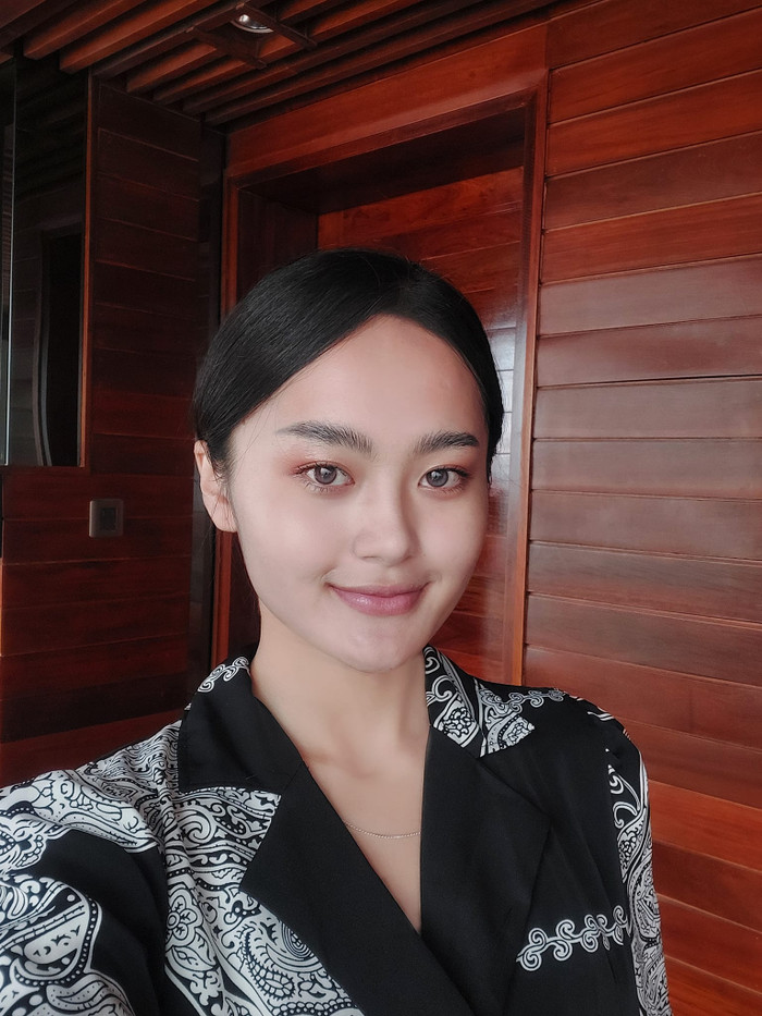 Nhan sắc đời thường của Payengxa Lor gây thiện cảm với fan sắc đẹp. Cô nàng có gương mặt khả ái cùng thần thái cuốn hút và thân hình gợi cảm song người đẹp sở hữu chiều cao khá khiêm tốn 1,64m. Payengxa giới thiệu bản thân là người tự tin, tích cực và luôn mỉm cười khi đối mặt với mọi chuyện.