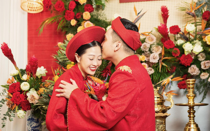 Lễ rước dâu MC Liêu Hà Trinh: Tân lang - tân nương 'khóa môi' siêu ngọt, trao nhau ánh mắt tình tứ Ảnh 2