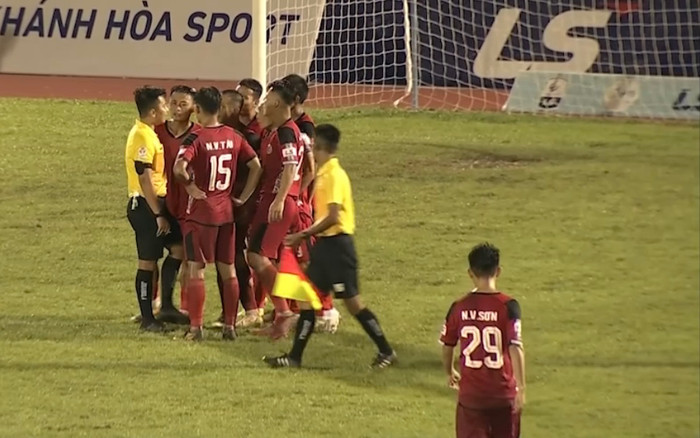Cháu của ông Dương Văn Hiền gây tranh cãi lớn vì bắt quả phạt đền thay đổi kết quả trận đấu Ảnh 2