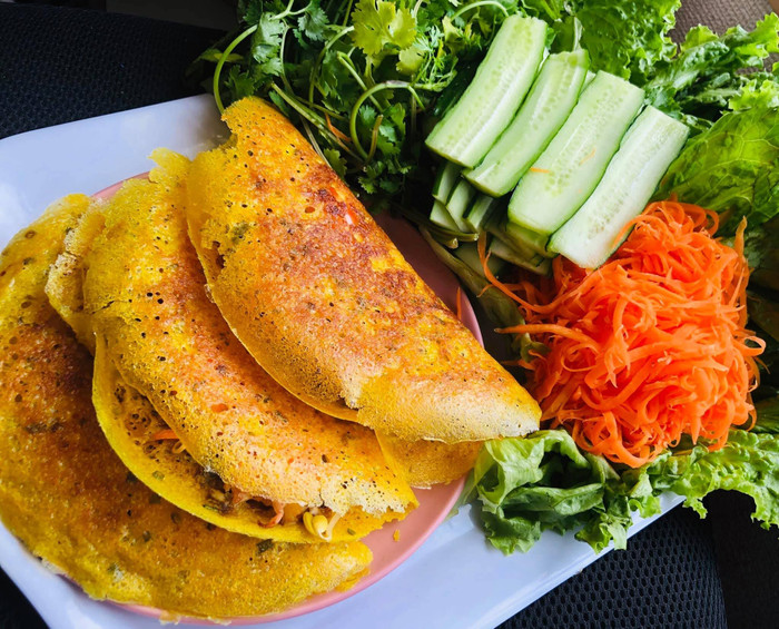 Vỏ bánh xèo miền Tây khi căn một miếng nghe 'giòn rụm'