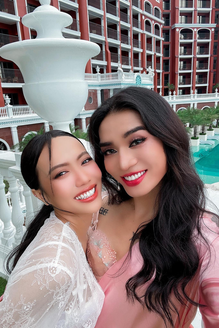 Nam diễn viên hào hứng chụp ảnh với Diệu Nhi trước giờ G