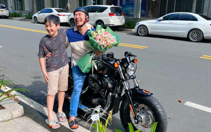 Mới được Thu Trang mua xe mô tô, Tiến Luật chuyển qua 'nhắc khéo' quà sinh nhật từ Anh Tú và Diệu Nhi Ảnh 2