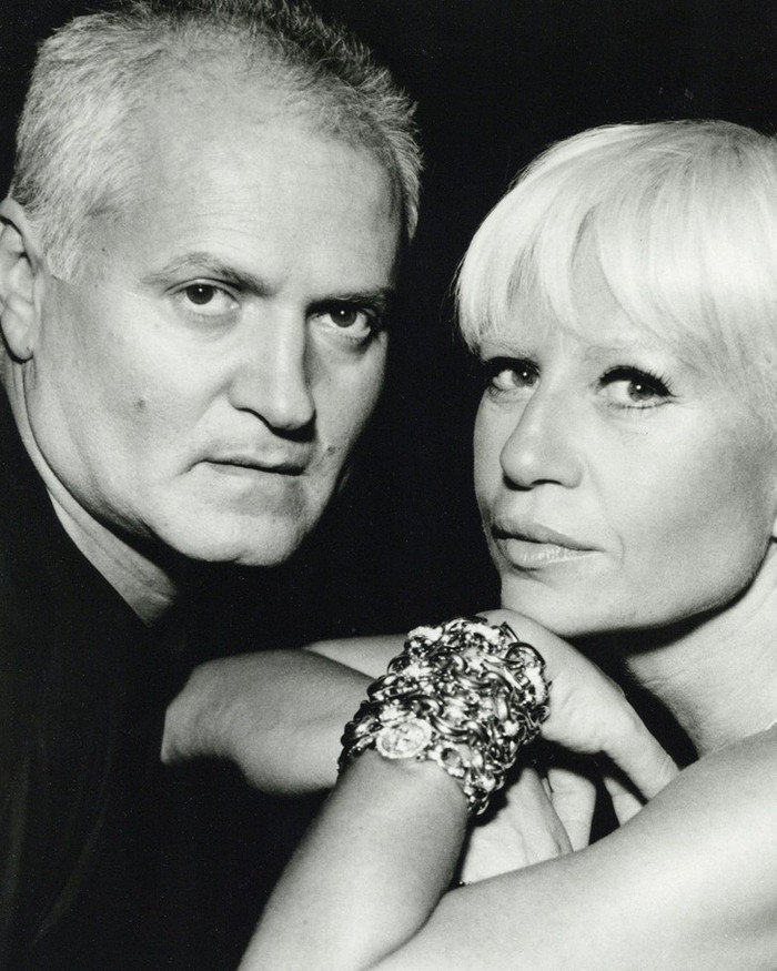 Donatella Versace vực dậy đế chế thời trang thoi thóp sau bi kịch