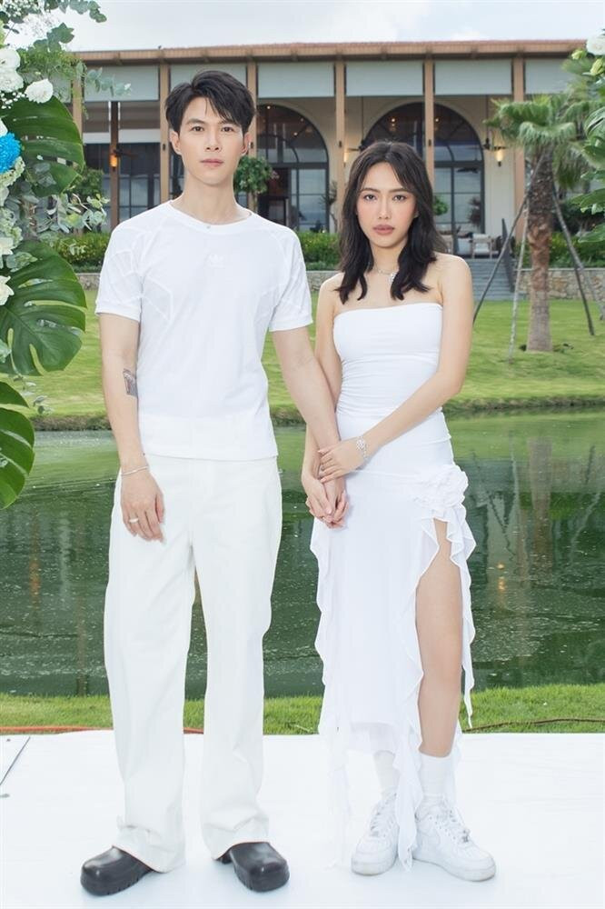 Khoảnh khắc 'tình bể bình' của cặp đôi đình đám trong tiệc độc thân được tổ chức vào tối ngày 9/10 vừa qua