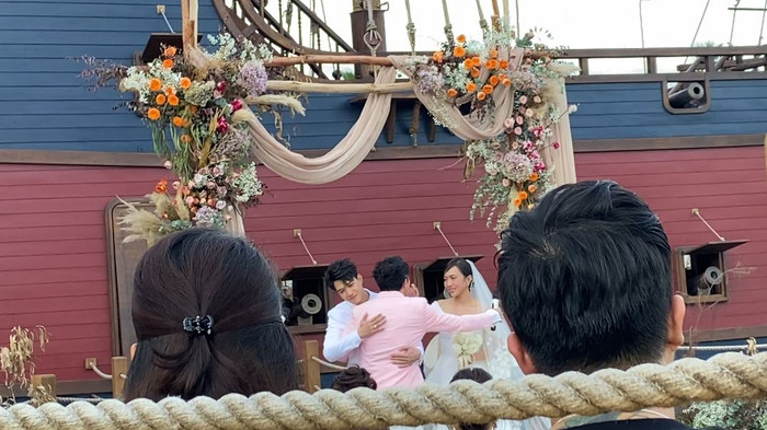 Trấn Thành đã trao một cái ôm thật chặt dành cho cô dâu chú rể