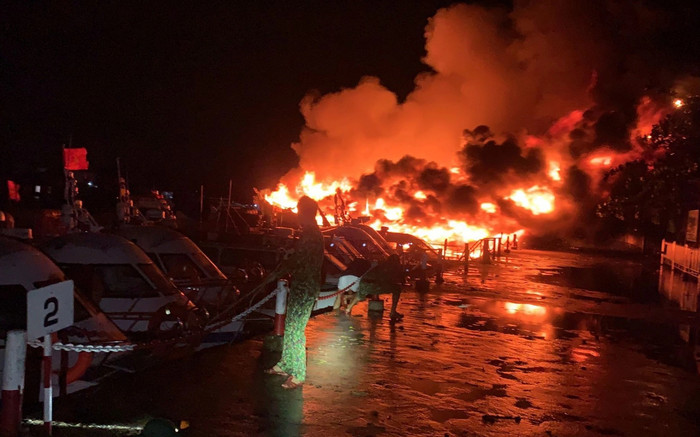 Hé lộ nguyên nhân ban đầu khiến hàng loạt tàu ca nô du lịch bốc cháy dữ dội tại Quảng Nam Ảnh 2
