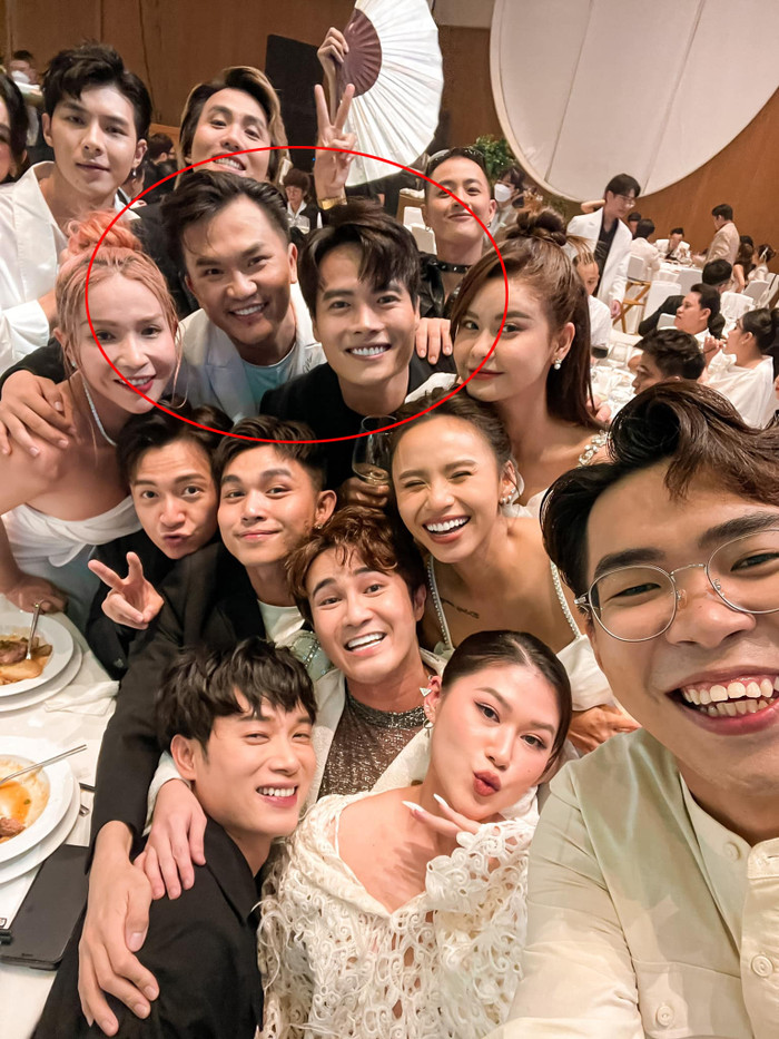 Khoảnh khắc Đại Nghĩa khoác vai Võ Tấn Phát trong tiệc cưới của MC Liêu Hà Trinh.