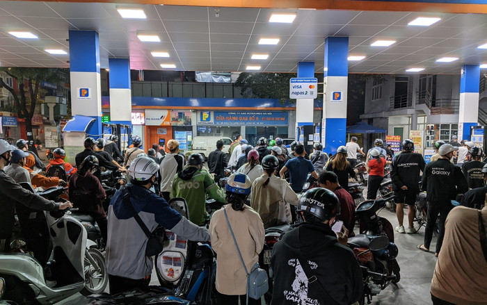 Hàng nghìn người dân Hà Nội xếp hàng đi mua xăng trước giờ báo giá Ảnh 2