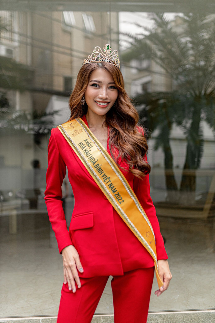 Chế Nguyễn Quỳnh Châu tiết lộ không quay lại làm người mẫu catwalk mà theo đuổi con đường MC, diễn viên chuyên nghiệp.