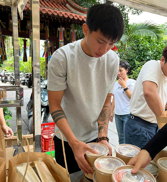 Không hẹn hò sang chảnh, Đoàn Văn Hậu và bạn gái giản dị đi phát cơm từ thiện Ảnh 1