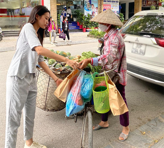 Không hẹn hò sang chảnh, Đoàn Văn Hậu và bạn gái giản dị đi phát cơm từ thiện Ảnh 3