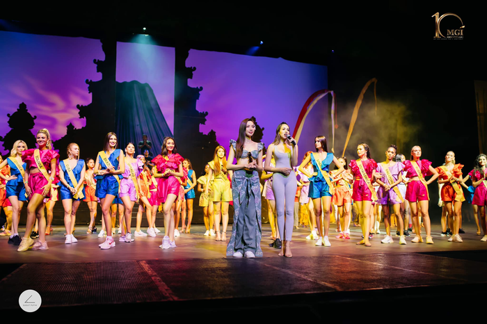 'Clip chất lượng thấp nhưng catwalk chất lượng cao': Thùy Tiên - Thiên Ân đánh hông đẳng cấp tại Bali Ảnh 1