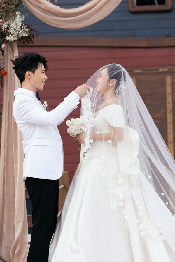 Giờ mới kể: Anh Tú lột áo 'quẩy' Waiting For You của MONO ngay trong đám cưới với Diệu Nhi Ảnh 6