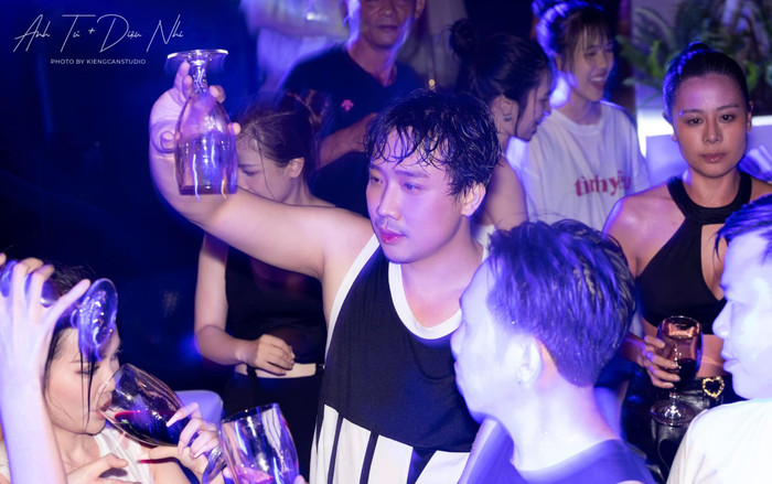 1001 khoảnh khắc 'quên lối về' của Trấn Thành tại tiệc cưới Anh Tú-Diệu Nhi Ảnh 2