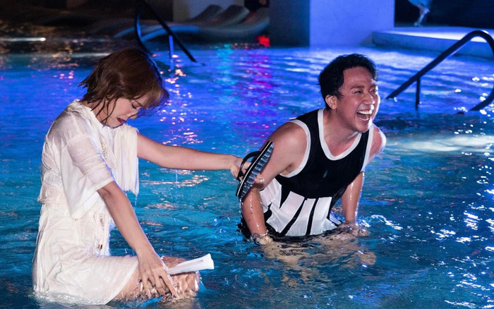 Hari Won giận dỗi khi thấy Trấn Thành thân thiết với cô gái khác trong đám cưới Diệu Nhi Ảnh 2