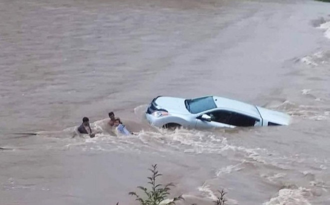 Nín thở theo dõi phút giải cứu thầy giáo cùng xe bán tải bị lũ cuốn trôi Ảnh 2