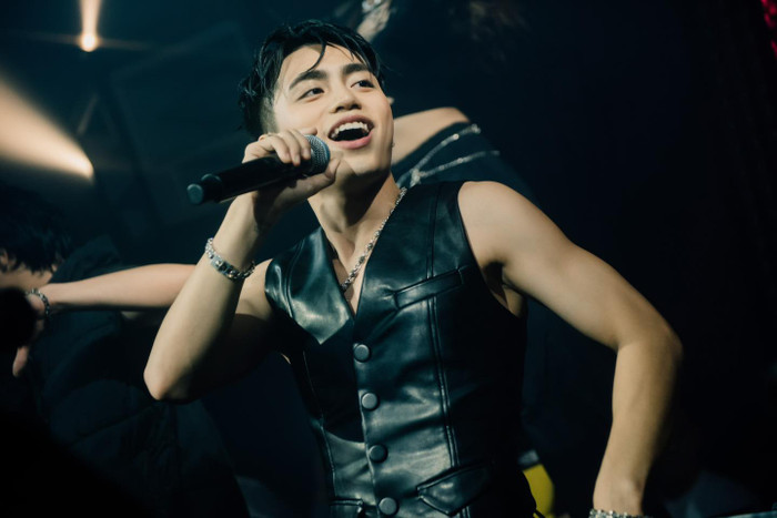 Hoa hậu Ngọc Châu khiến dân mạng 'cười mệt' khi cover Waiting For You của MONO trên livestream Ảnh 1