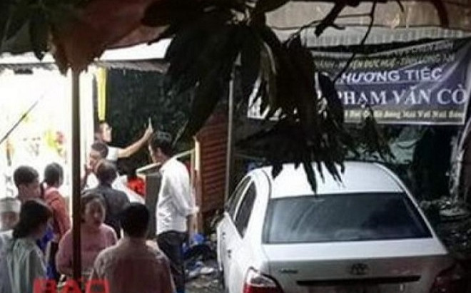 Ô tô 'điên' lao vào đám tang khiến nhiều người bị thương Ảnh 2