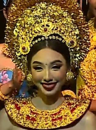 Đang hóa thân thành thiếu nữ Indo cực nuột, Thùy Tiên bỗng bị đèn sân khấu 'hại' khiến fan khóc ròng Ảnh 5