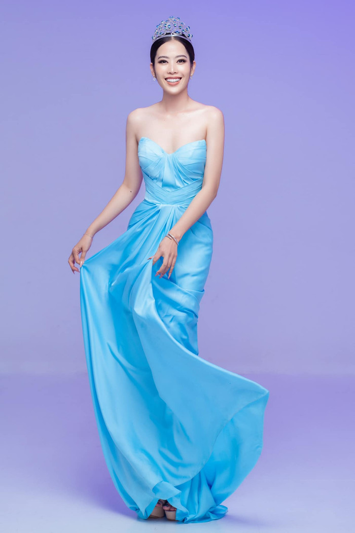 Nam Em xuất hiện rạng rỡ trong bộ ảnh mới, cô diện đầm xanh rạng rỡ như nàng công chúa. Trong thiết kế tinh tế, mỹ nhân 9X tỏa sáng với vẻ đẹp vừa sang chảnh vừa cá tính. 