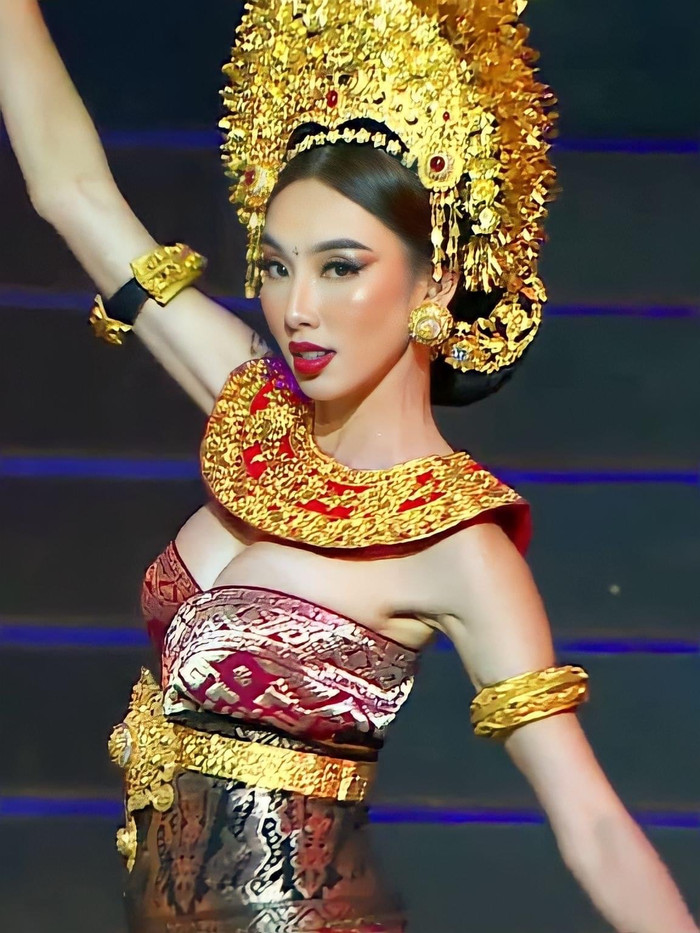 Nhan sắc mỹ miều của Hoa hậu Hoà bình Quốc tế 2021 làm fan 'rớt nước mắt' không muốn cô kết thúc nhiệm kỳ. 