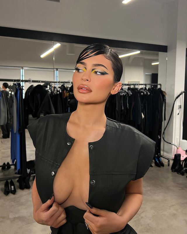 Kylie Jenner hóa thân thành miêu nữ, layout makeup bén ngót sẵn sàng chơi Halloween Ảnh 2