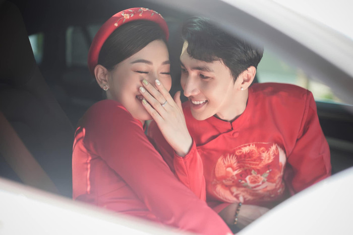 Sau thời gian dài yêu nhau, cả hai quyết định về chung một nhà bằng một đám cưới hứa hẹn đầy ngọt ngào. 