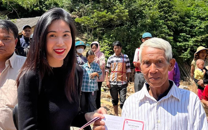 Thủy Tiên lội suối đi làm từ thiện, ghi điểm với hình ảnh giản dị Ảnh 2