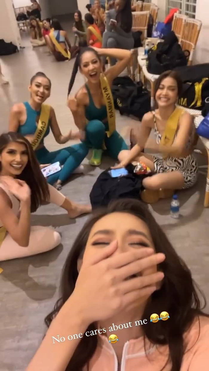 Sau khi nghe thấy tiếng Queen Tiên thì đại diện các nước đã chào hỏi rất nhiệt tình. Có thể thấy, đây là màn tương tác đáng yêu giữa Thùy Tiên và các thí sinh. 