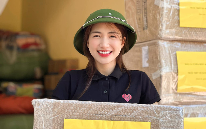 Hòa Minzy đội mũ cối, đi dép rọ nhựa đích thân trao 200 triệu tiền mặt cho bà con tỉnh Nghệ An Ảnh 2