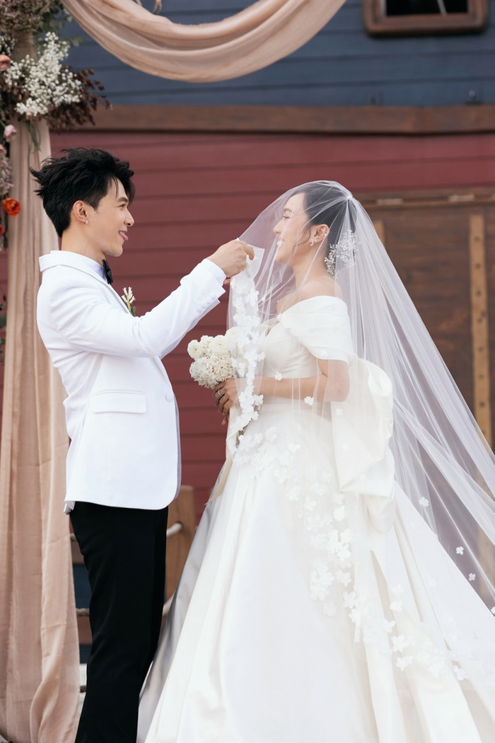 Diệu Nhi - Anh Tú liên tục 'phát cẩu lương' sau đám cưới, netizens 'quắn quéo' vì độ cute Ảnh 1