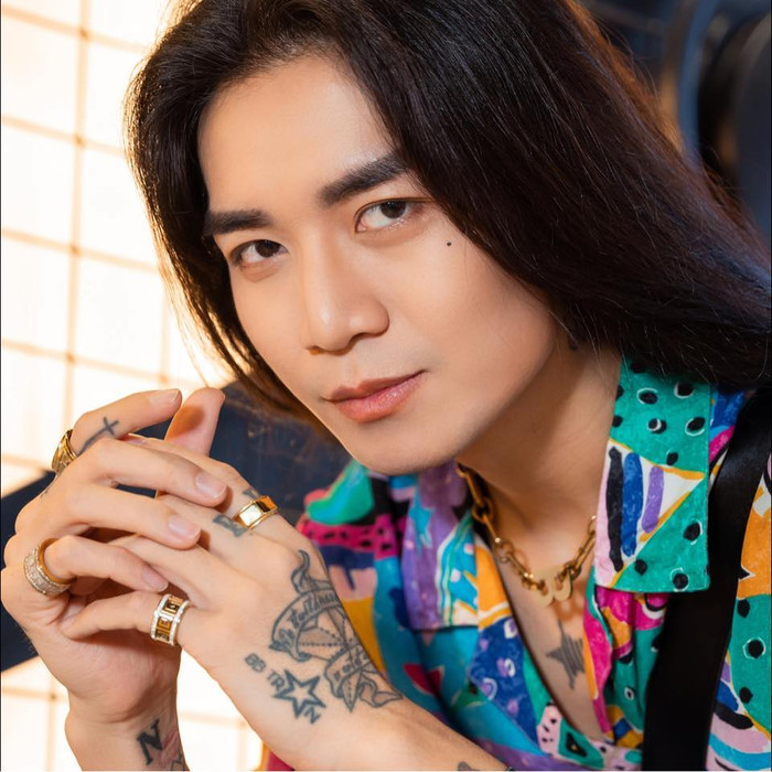 BB Trần động viên mọi người: 'Mọi người đừng lo chuyện tuột lượt theo dõi còn 9 nghìn, chỉ là lỗi kĩ thuật của Facebook thôi, họ sẽ sớm khắc phục và con số đó sẽ vẫn y vậy... ủa'