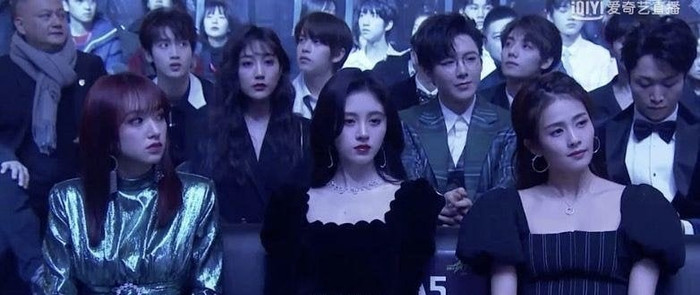 Cúc Tịnh Y và Bạch Lộc cùng chung khung hình trong một sự kiện của IQIYI. 