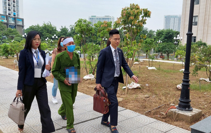 Xét xử kẻ đóng đinh vào đầu bé gái 3 tuổi: Ông nội ôm di ảnh cháu bé đến trước tòa Ảnh 2